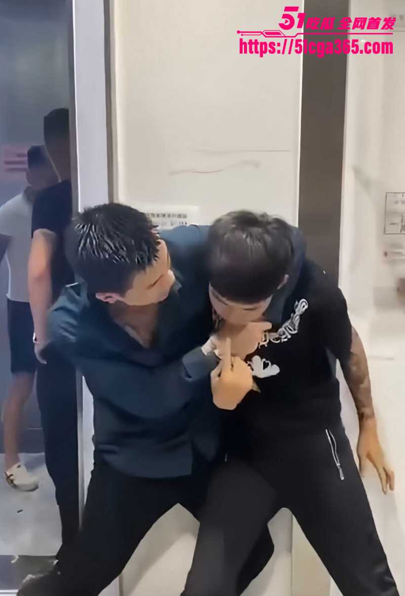 快手网红大毅挨打视频曝光 2 拷贝