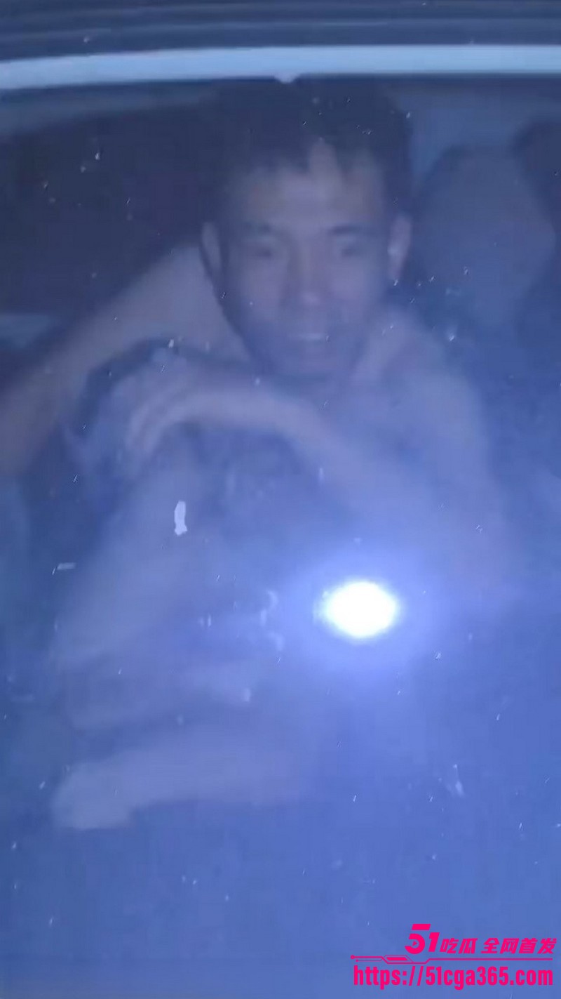 黄骅速腾车震现场视频！路人偶遇男女车内激情啪啪 竞大喊要报警 吓得慌不择路开车逃跑！