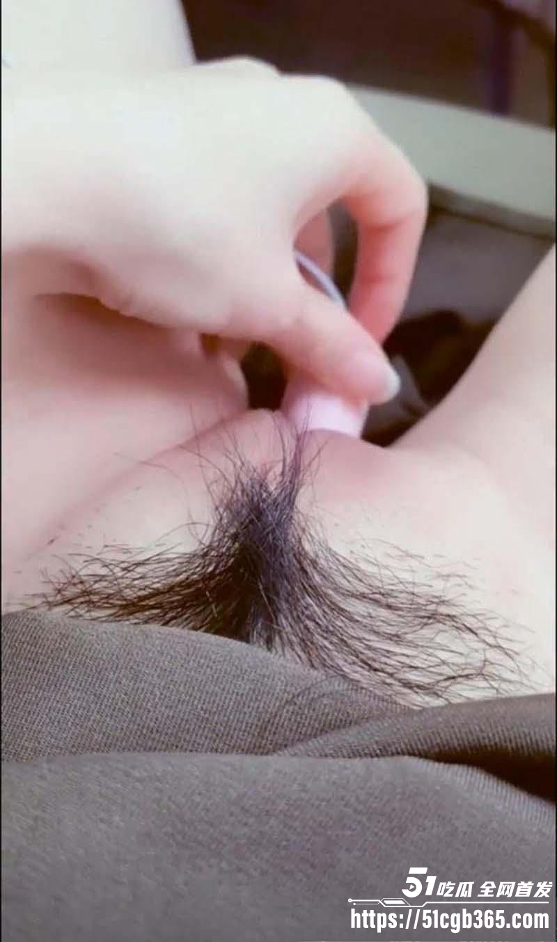 真实姐弟乱伦历程老姐车里跳蛋自慰04