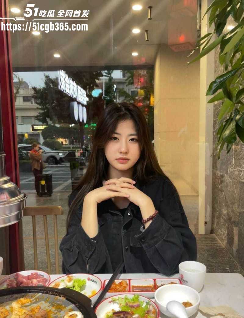 河南郑州清纯女大 分手后遭男友泄密私拍 身材丰腴肉感十足 口爱舔蛋反差感爆棚！