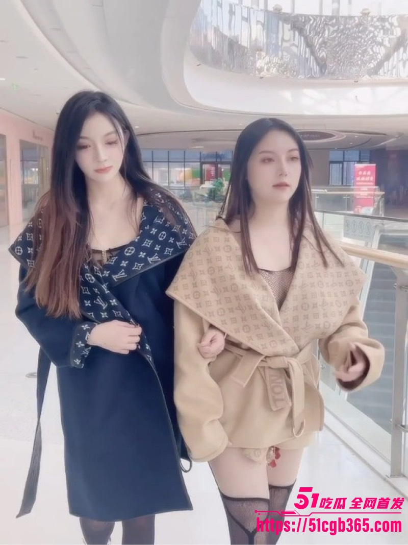 秀人网少妇 豆瓣酱 携闺蜜商场大胆露出视频 黑丝连体衣互扯乳夹 人来人往的目光下岔开双腿露出骚逼 惊险又刺激