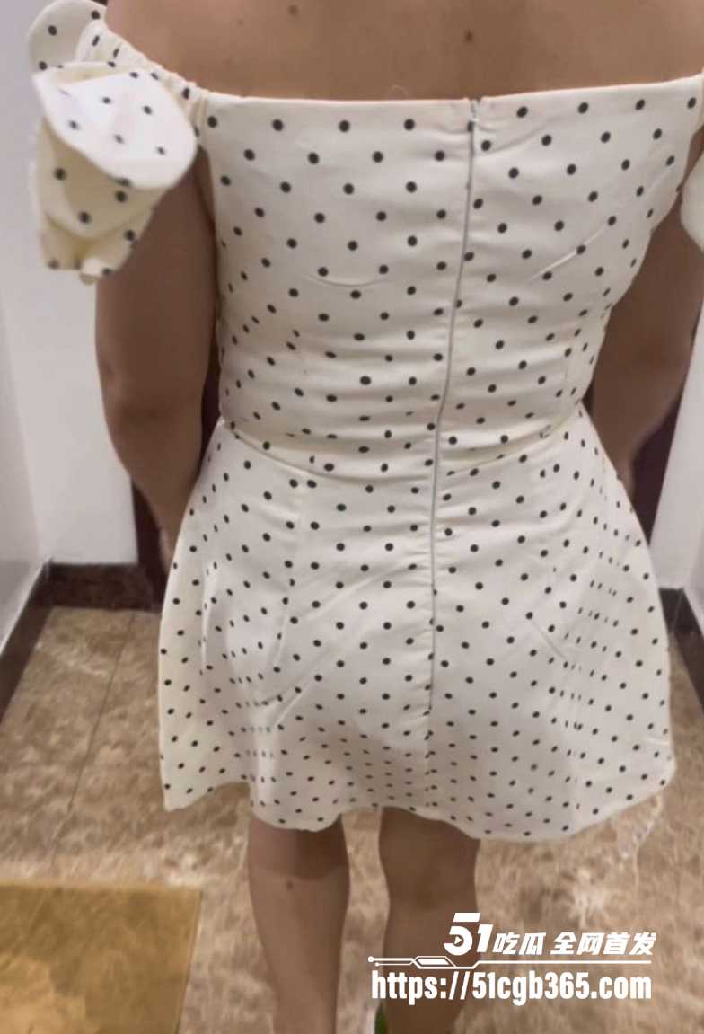 51原创博主 只吃小丸子 乱伦新作！偷窥小姨洗澡 被丁字裤撩起欲火 冲进浴室用肉棒挑逗 猛操肥臀骚货玩内射！