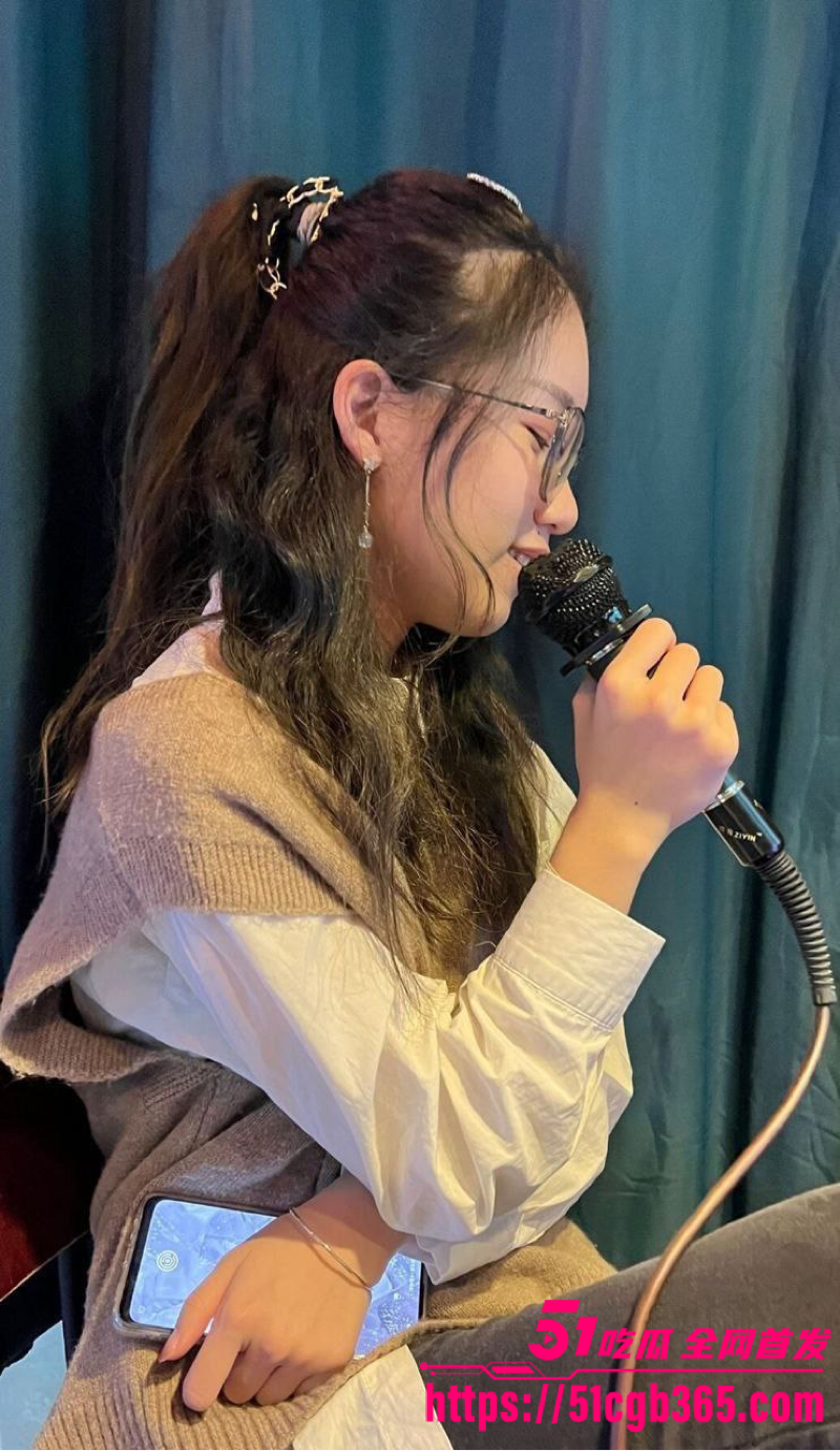上海风骚少妇 魏欣冉 趁老公上班偷腥被爆 出轨视频流出 口交撅臀骚穴大开 淫荡至极！