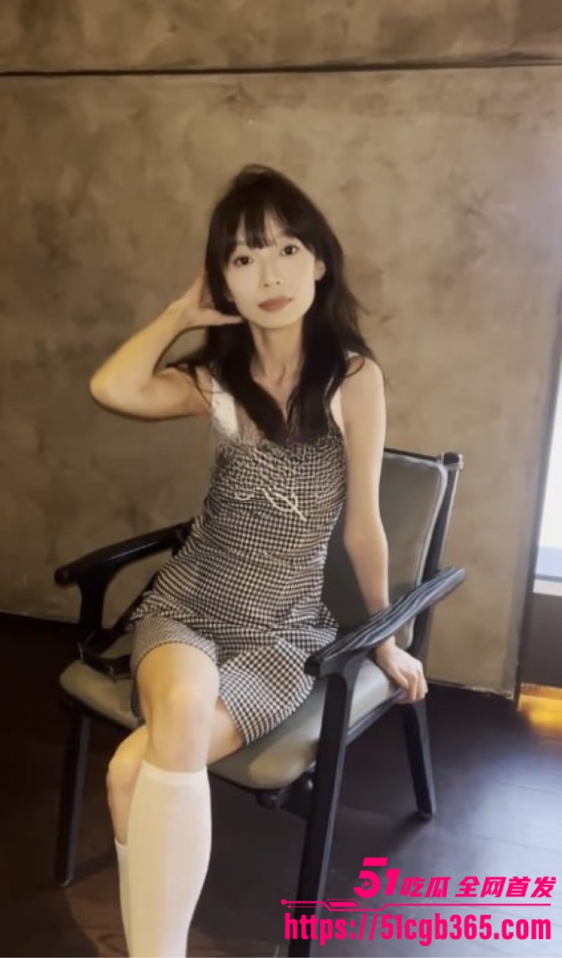 清纯大二学妹 梁依娜 跟男友啪啪视频泄露 床上狂抽插后口交 眼镜JK妹被猛操到高潮 浪叫震天！
