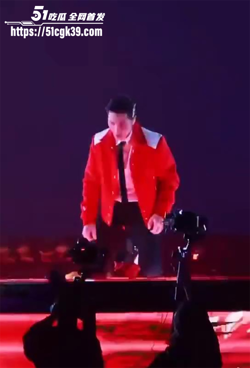 萧敬腾演出唱《王妃》外裤突然崩裂视频曝光7拷贝