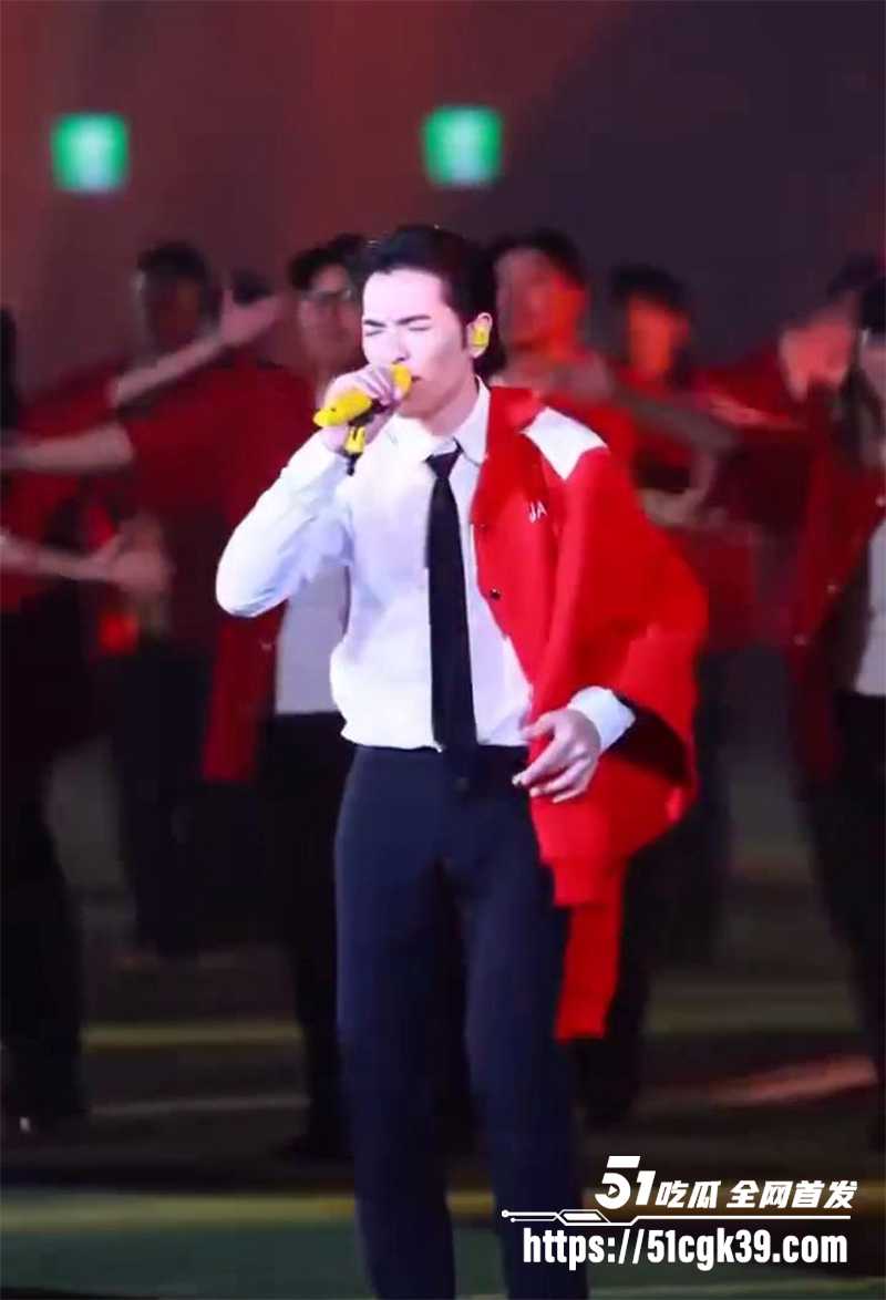 萧敬腾大巨蛋演唱会陷“裤裆危机”！演唱太嗨裤子崩裂 红内裤露光光 无奈继续表演炸场 全场笑翻天！