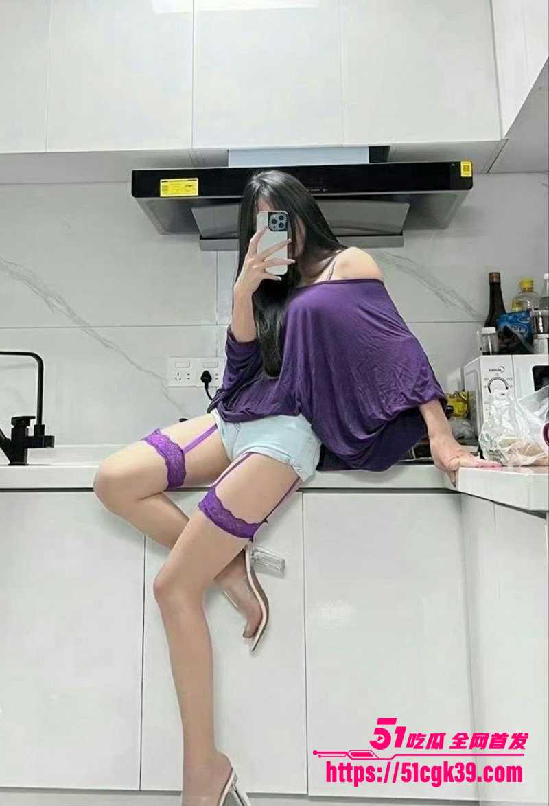 海角大神 奶子即正义 新作！偷情极品巨乳人妻 趁老公不在直闯香闺 从沙发战到窗台 边看窗外边被猛干 超爽刺激！