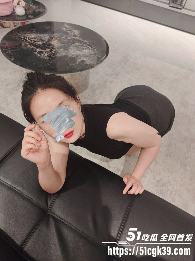 推特黑丝美艳骚妇 黑丝美腿勾魂 翘臀白虎蝴蝶逼上挂铃铛 淫荡自慰后入猛操淫水直流！