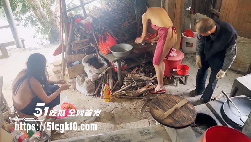 天花板露出狂人御姐cikaimoon无视路人 全裸下乡慰问给独居老人做饭 大爷多年的阳痿都被治愈了