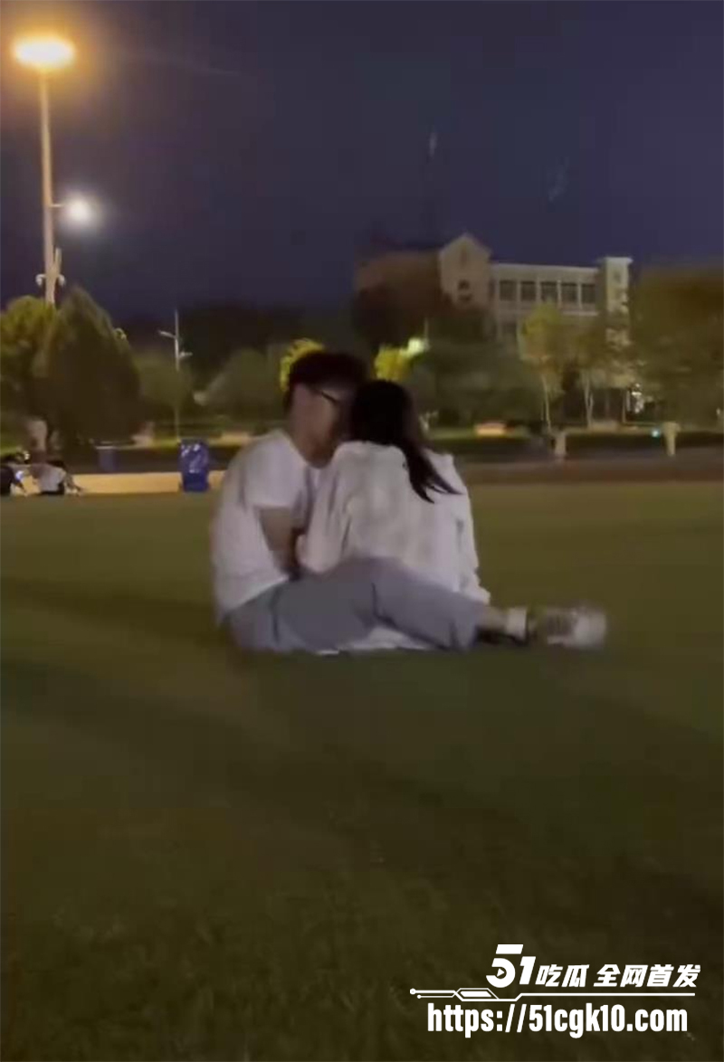 山东邹城体育公园七夕节上演活春宫！小情侣草坪舌吻调情 女生当众偷吃男友肉棒 用衣物遮挡揉奶抠穴 被多角度偷拍！
