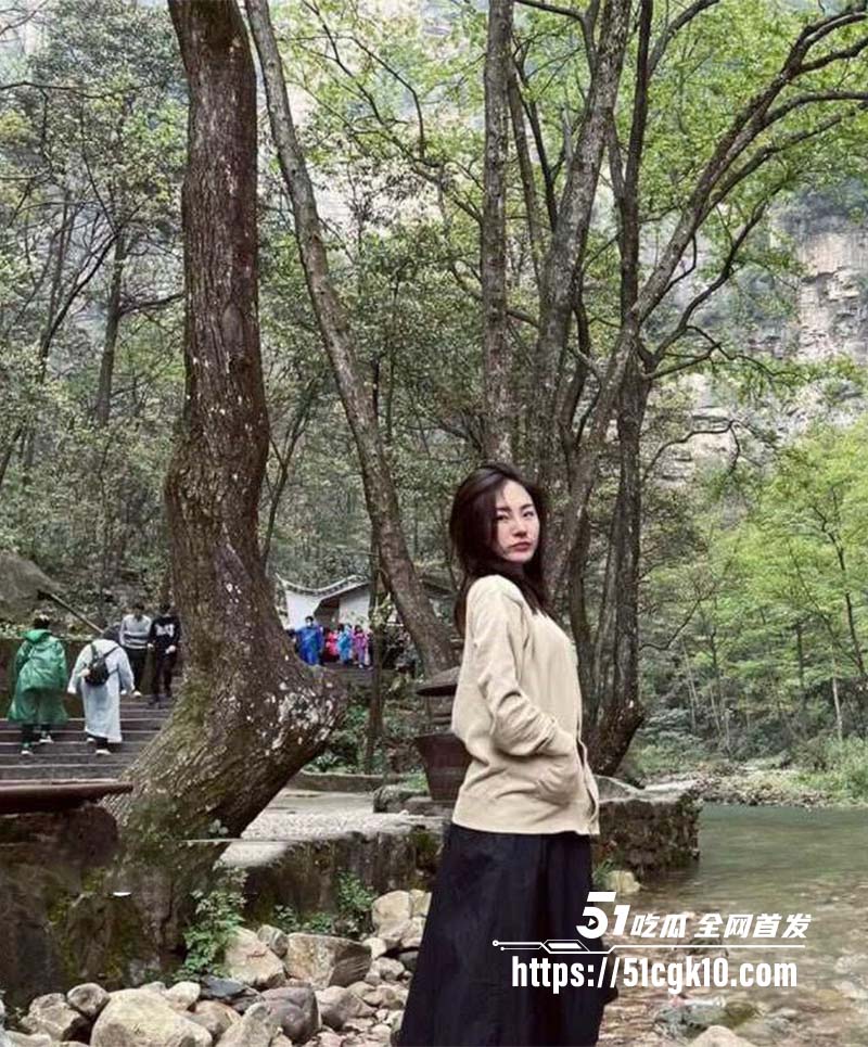 高颜值反差曝光 情侣酒店真实自拍泄密 外表高冷的美女被地里是个任人玩弄的母狗