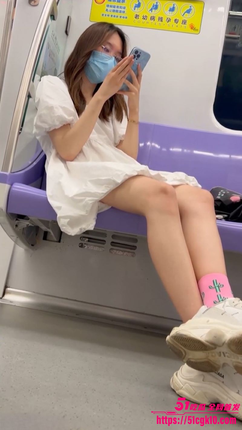 商场抄底大神曝光白裙美女真空逛街 3