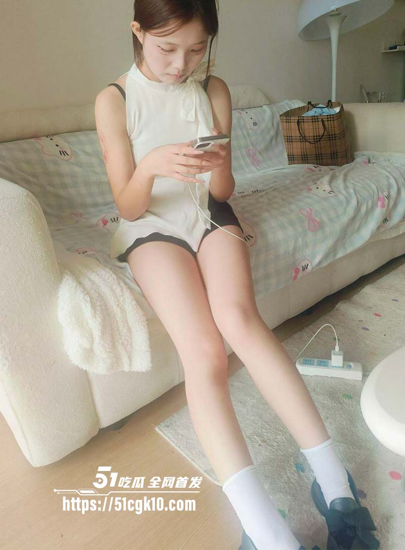 情侣自拍泄密 高颜值反差婊娇小嫩妹和社会青年同居 日常做爱视频遭男友曝光