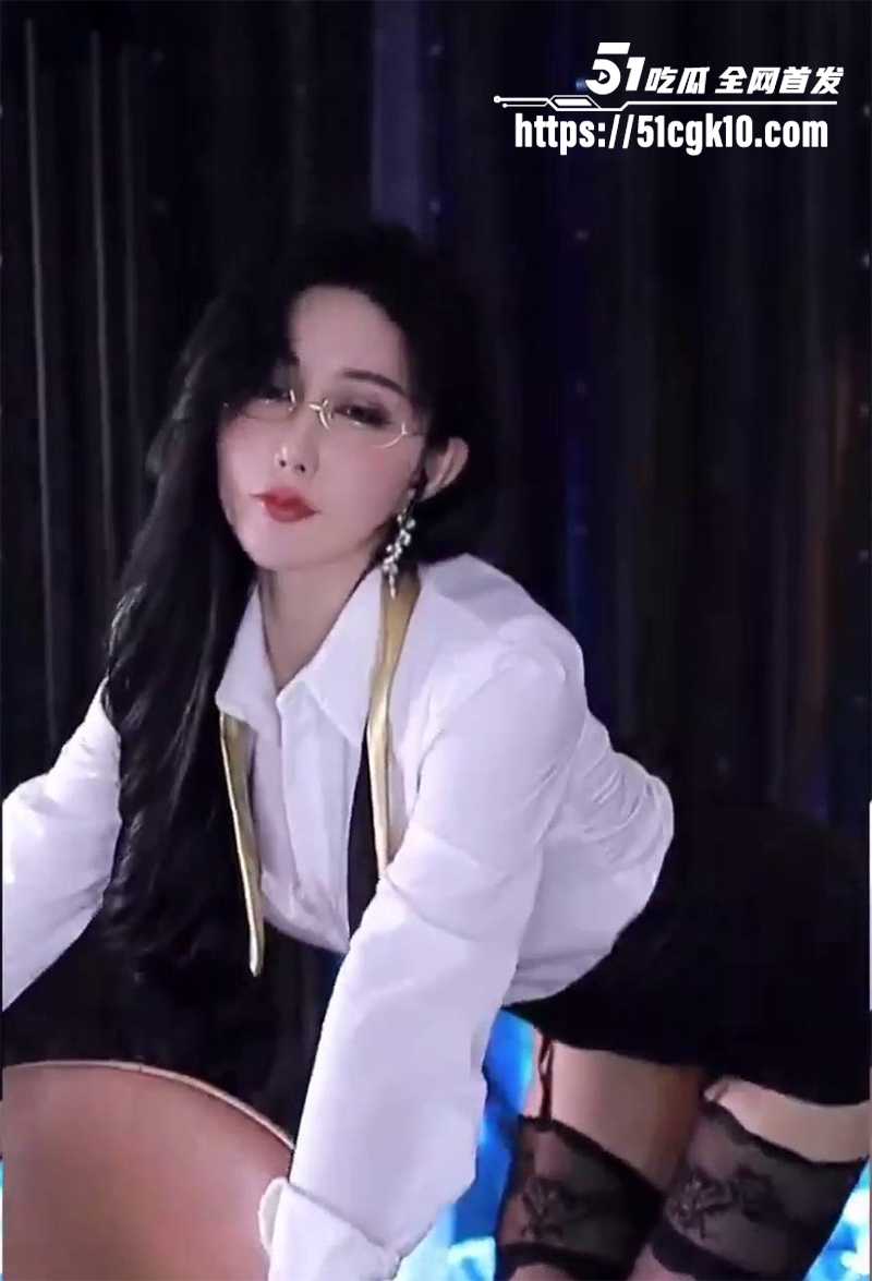 极品眼镜娘 桃一 大尺度淫舞流出 巨乳OL反差跳裸舞 玩假屌插穴白浆四溢！