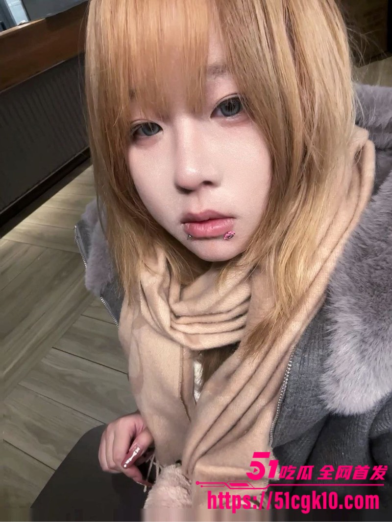 快手精神小妹私拍 超嫩肥奶撅屁股求操 跪地吃鸡淫骚至极！