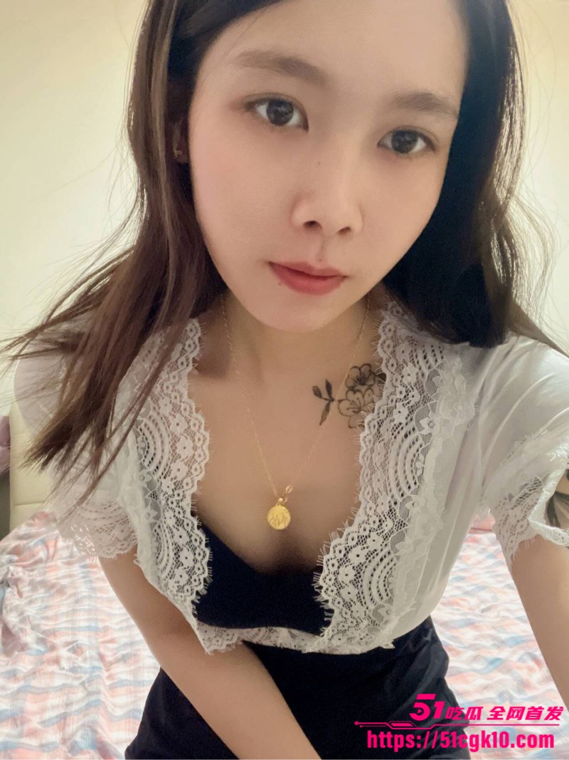 陕西淫骚人妻 钟玲 发情记 白色蕾丝开衩套装下撅屁股求操 网上聊骚勾引男人求干！