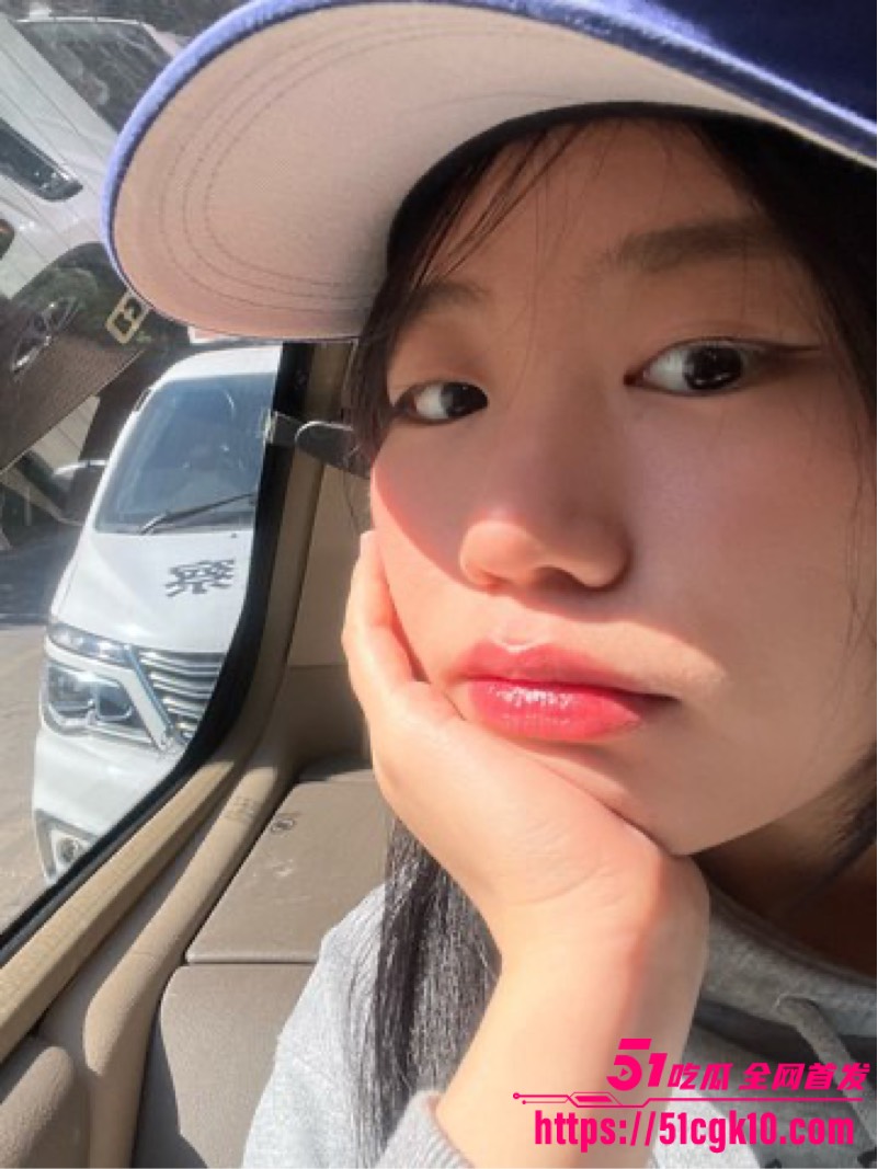 顶级尤物 momocats 第二弹来袭 反差眼镜妹晚上化身骚母狗 跪舔金主被操到淫水狂喷！