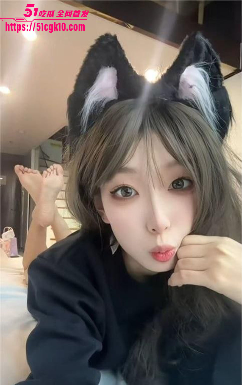 极品网红大学生 小水不哭 定制私拍流出 反差眼镜妹露脸自慰 各种丝袜诱惑足交 彻底沦为金主的精盆玩物！