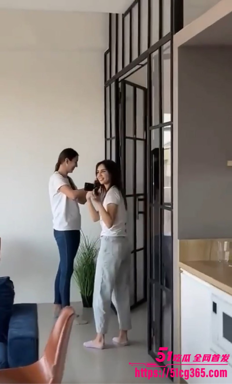 欧美A片拍摄现场偶遇擦玻璃工人 落地窗前男女主狂操 淫荡姿势猛干 工人直接罢工看片！