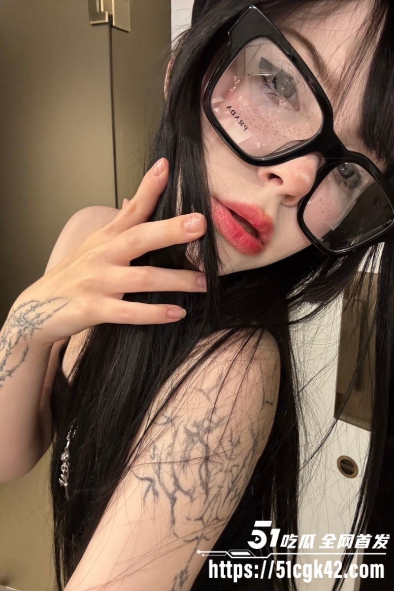 OF网黄 blackshotooo 绝美脸蛋 脸穴同框 白虎嫩穴粉嫩得出水 水晶棒猛插自慰！