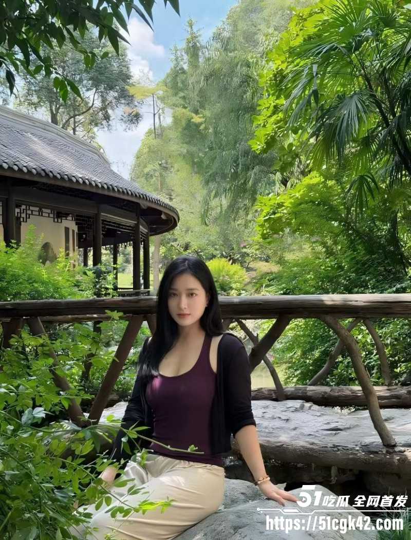 乱伦大神 大胸嫂子会喷水 与嫂子打野炮激战正酣 突然有人过来 想邀请他一起操嫂子！