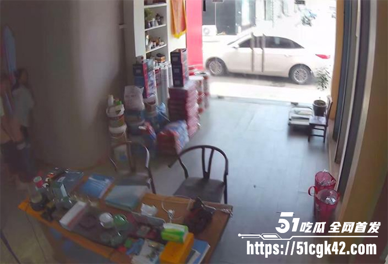 黑客破解摄像头监控偷拍 老板和店员玩刺激偷情 大白天竟在店里玩后入 顾客推门慌忙中断拔屌！
