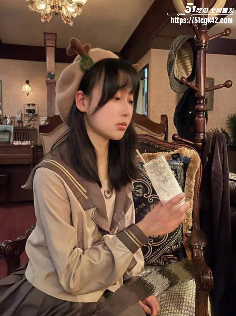 成都商学院大四学姐 邵依依 为求奢靡生活下海沦为校园公交车 出租屋内接客多姿势性爱 呻吟不断极致淫骚！