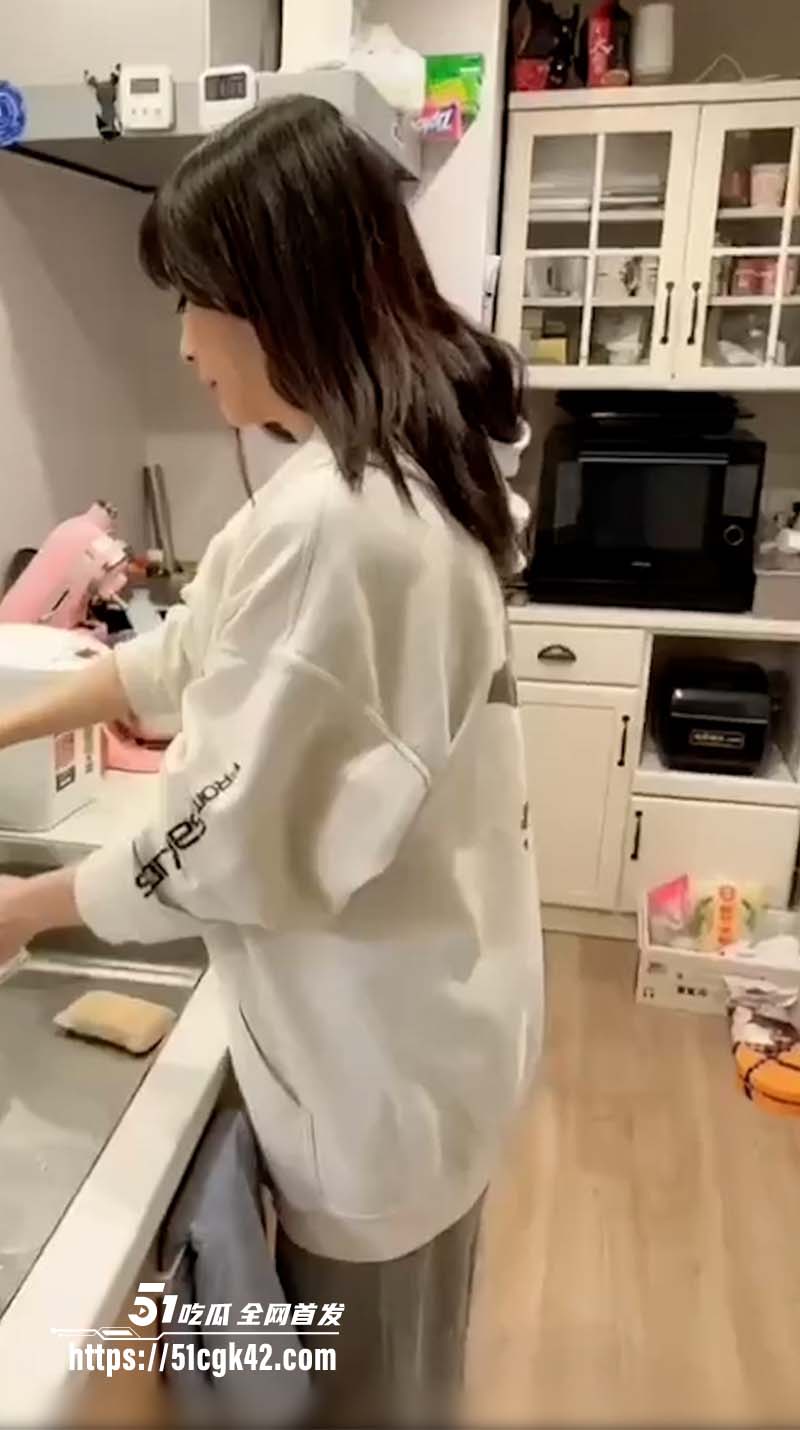 猎奇吃瓜 情侣玩时间静止游戏 妹子还是个白虎啊 被挑逗的淫水都拉丝了
