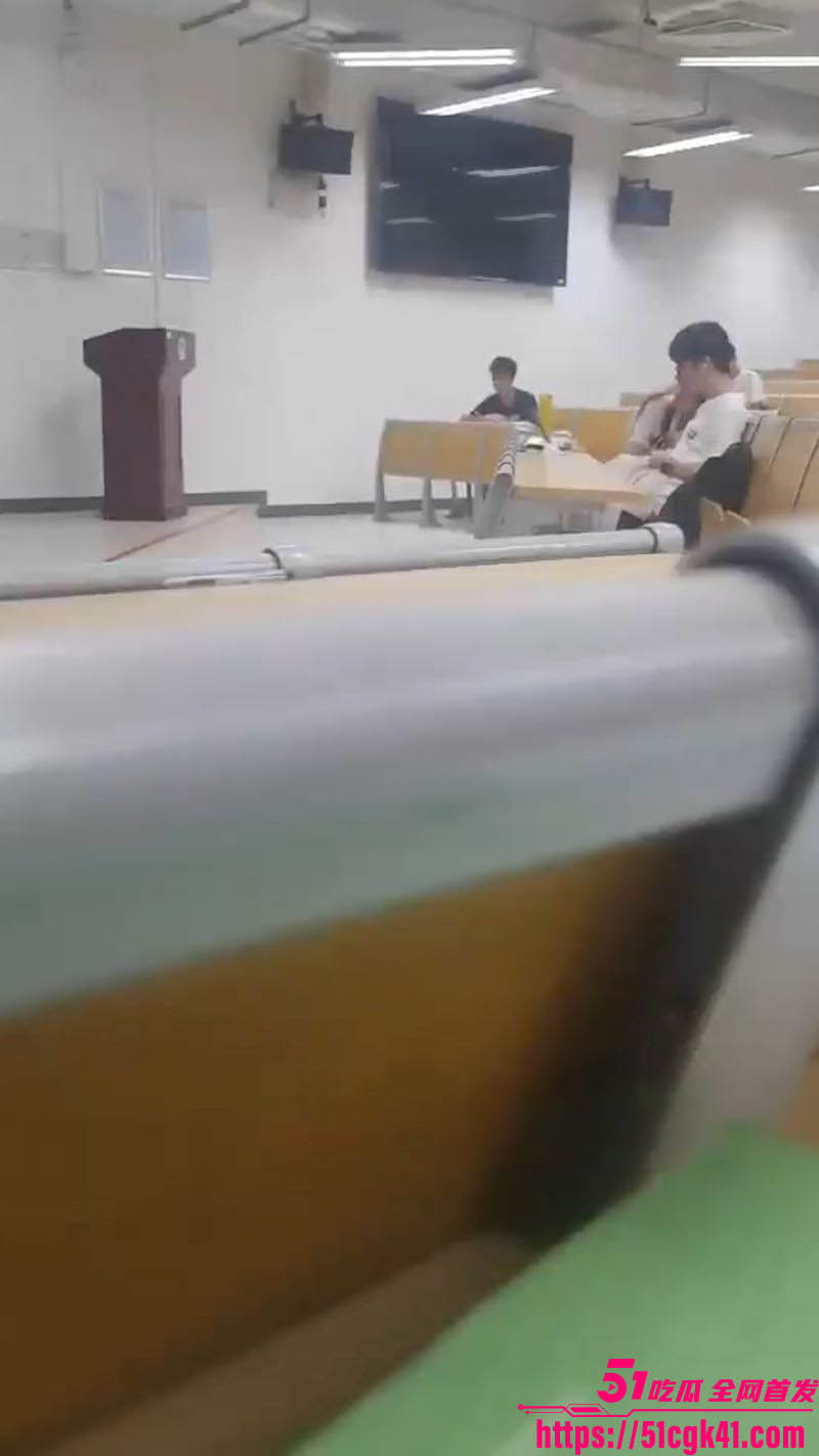 华南理工大学小情侣阶梯教室激情野战 女生导管小手撸硬 手法相当娴熟！