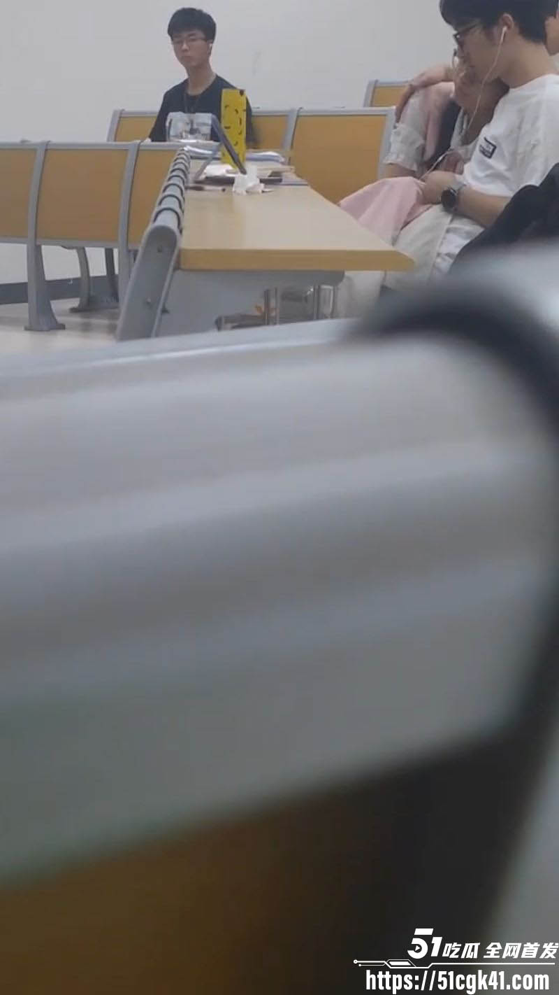 华南理工大学小情侣阶梯教室激情 2