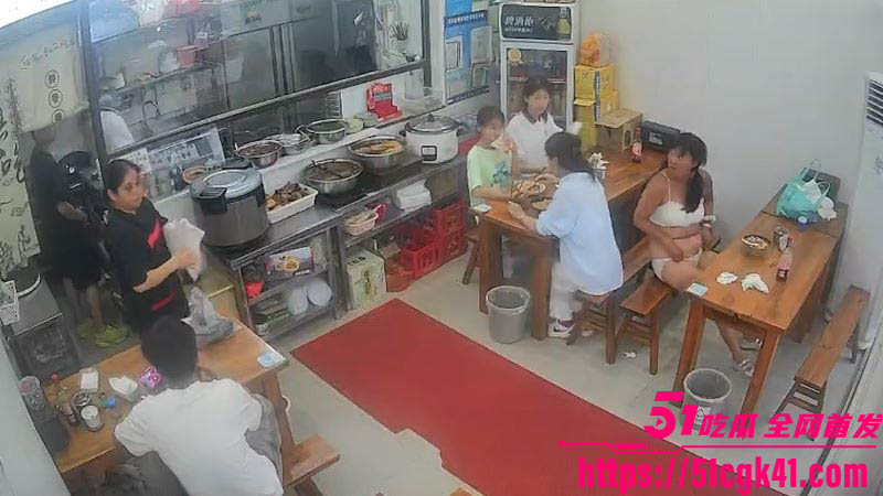 衣裳街街头猎奇事件刷屏 神经病女子闹市区发癫用鞋砸美女 马路中一丝不挂狂舞 路人惊呼拍照！
