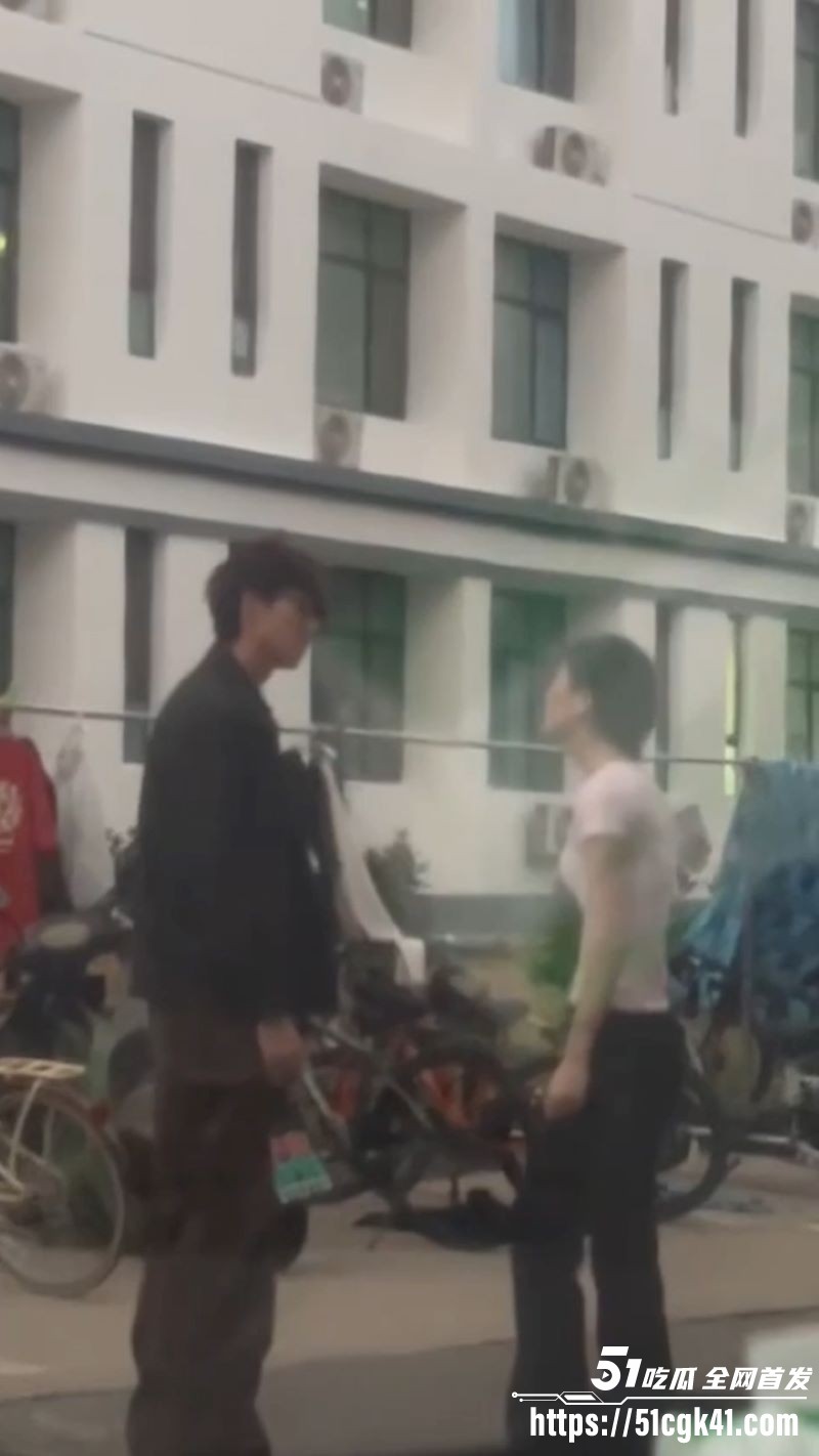 山东外事职业大学 张宇泽 脚踏两船大戏 渣男爱时深插不爱拳打脚踢 围观学生惊呼连连！