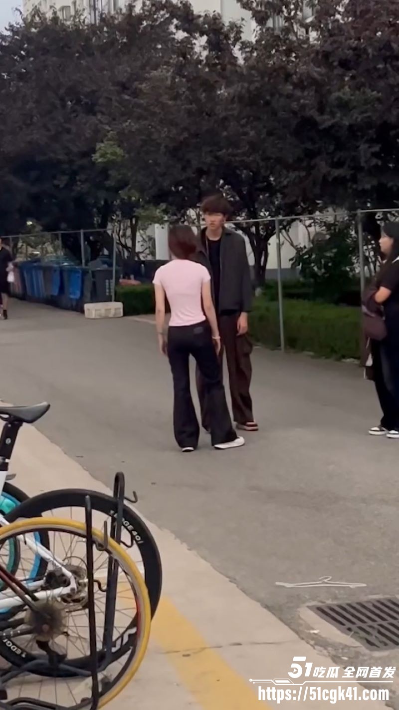 山东外事职业大学张宇泽脚踏两船大戏 4