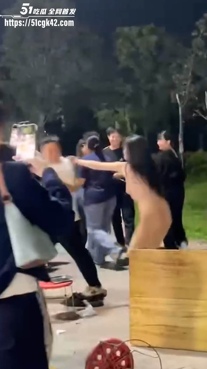 醉酒女深夜脱衣裸奔视频炸裂流出 豪乳翘臀野外狂奔 被路人围观录视频！