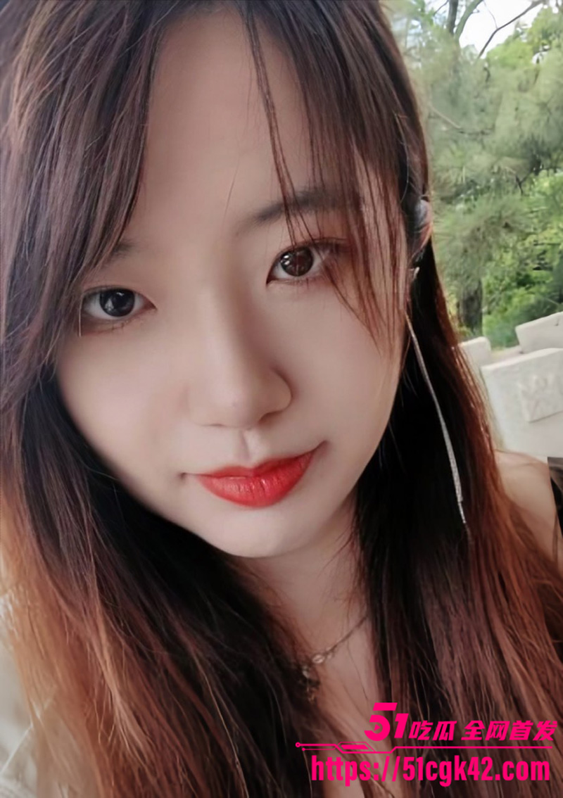 广西小情侣沙发做爱视频流出 肤白如雪高颜值 露脸口交一脸淫靡 后入猛操爽翻天！