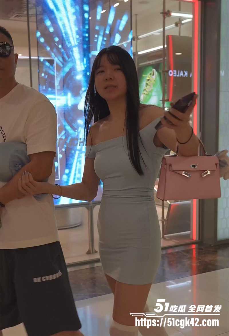 顶级抄底偷拍精选 美艳少妇不穿内裤逛商场 短裙美女真空露嫩穴 阴户逼毛清晰可见 拍摄角度刁钻超刺激！