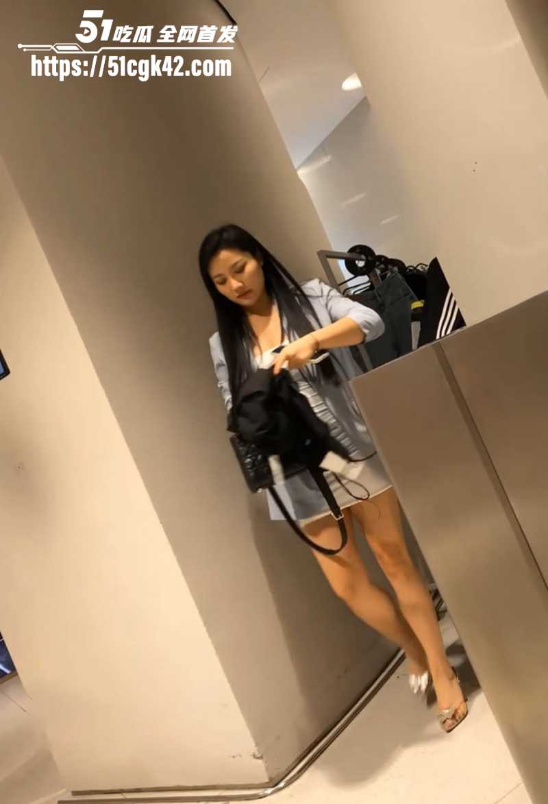 商场偷拍真空裙底视频流出 6 拷贝