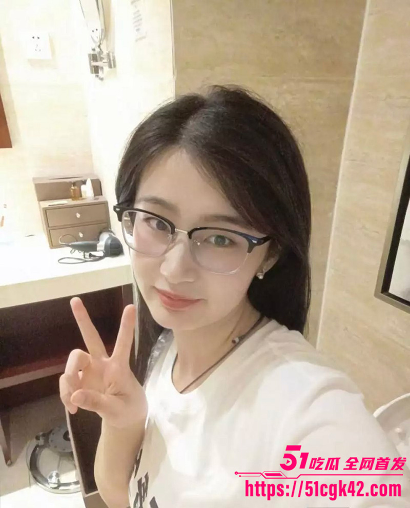 郑州风骚少妇 杨雪琪 瞒夫卖淫 前凸后翘极品身材 露脸口交淫荡不堪 无套后入猛操内射！