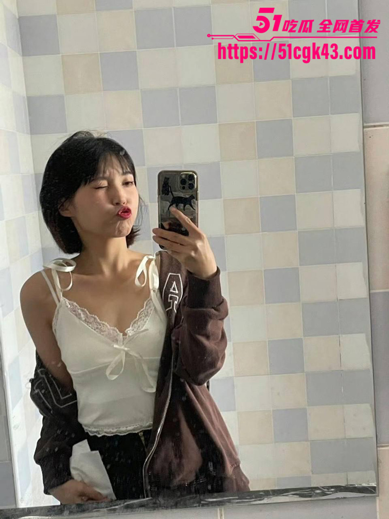 高颜值反差女大学生 小梅 肤白如雪极品身材 三点粉嫩美乳 女上位骑乘香艳淫靡！