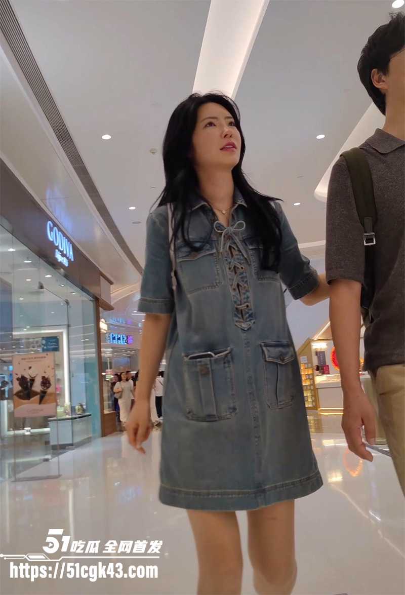 抄底无内整容网红脸美女一线天美鲍 2 拷贝
