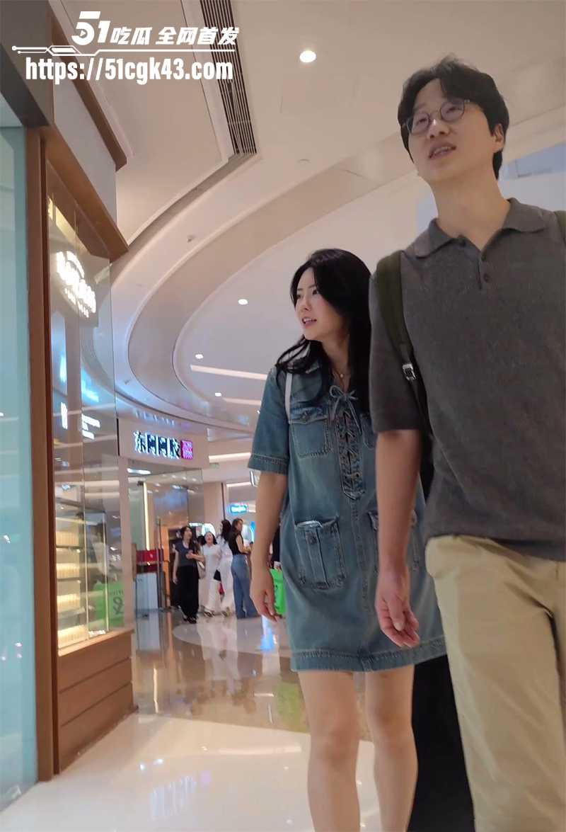 商场抄底偷拍！气质美女真空与男友逛街 完美角度偷窥一线天美鲍 全程贴身式追拍 刺激感爆棚！