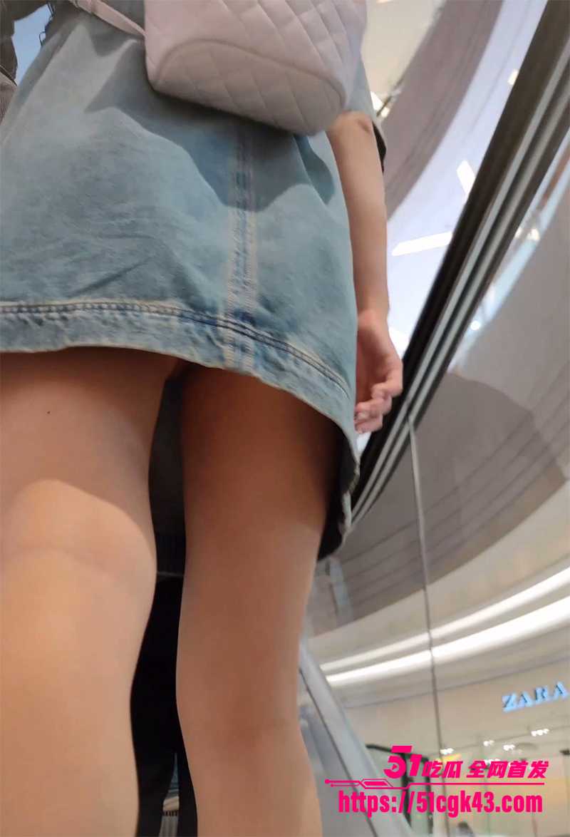 抄底无内整容网红脸美女一线天美鲍 4 拷贝