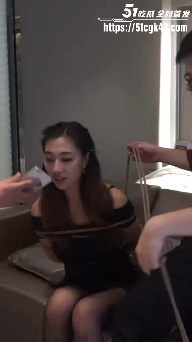 清纯女大学生被捆绑调教 表面乖巧内心闷骚当女奴 妥妥的反差母狗！