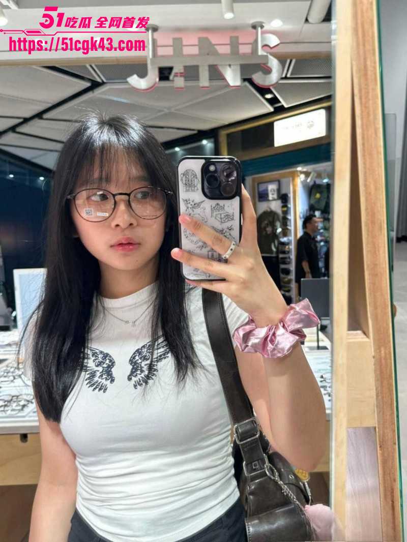超反差大一清纯学妹 沉迷约炮被曝光私拍 嫩滑胴体娇艳欲滴 母狗属性被彻底激发！