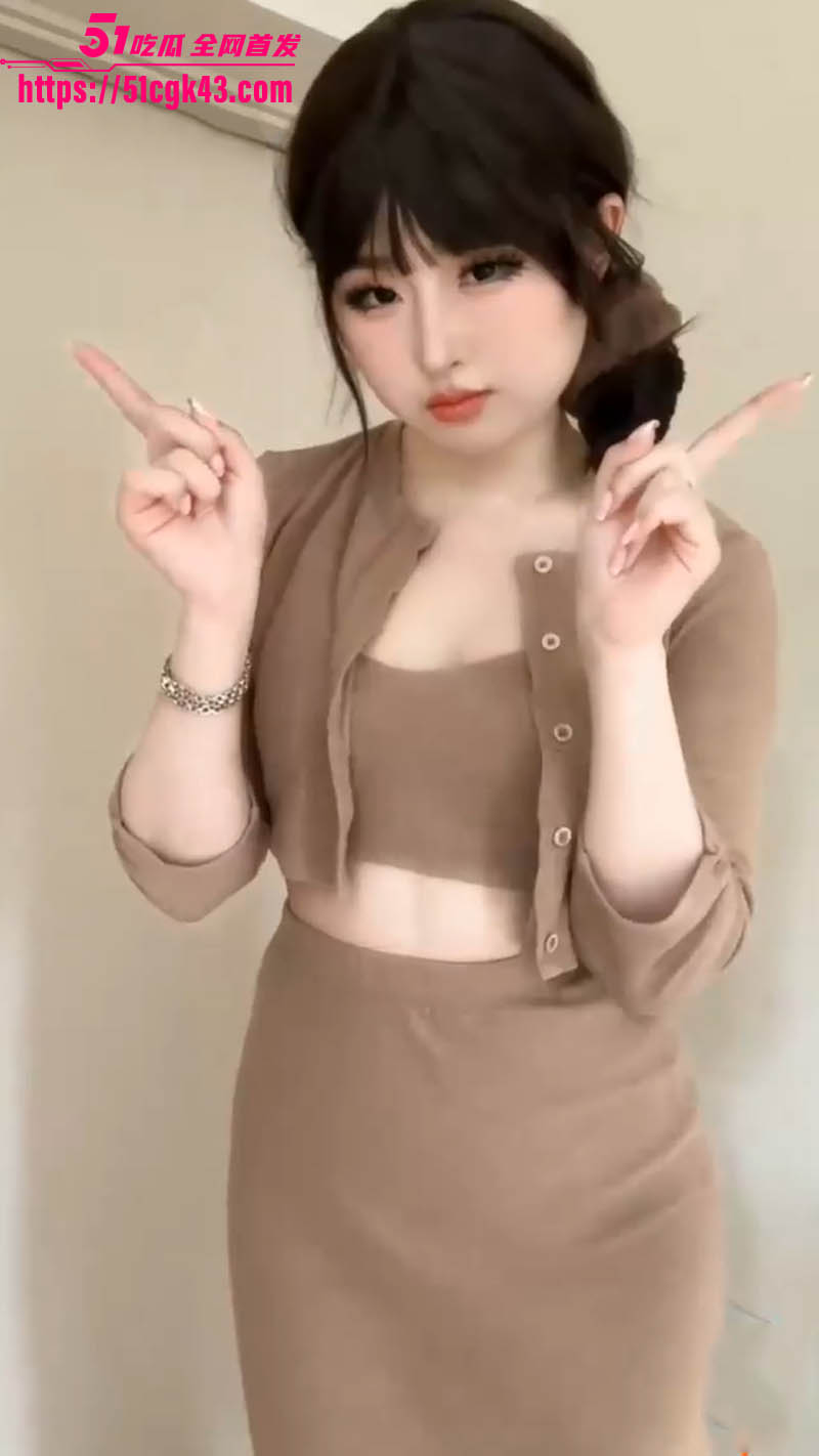 顶级反差欲女 噗噗pupu 最新福利剧情 勾引儿子同学 口爆榨精欲火爆棚 无套爆操极致淫骚！
