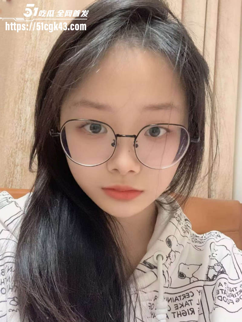 极品眼镜反差婊学生妹私密视频流出！纤细身材性感妖娆 深喉口交撩拨欲望 地瓜自慰极致淫骚！