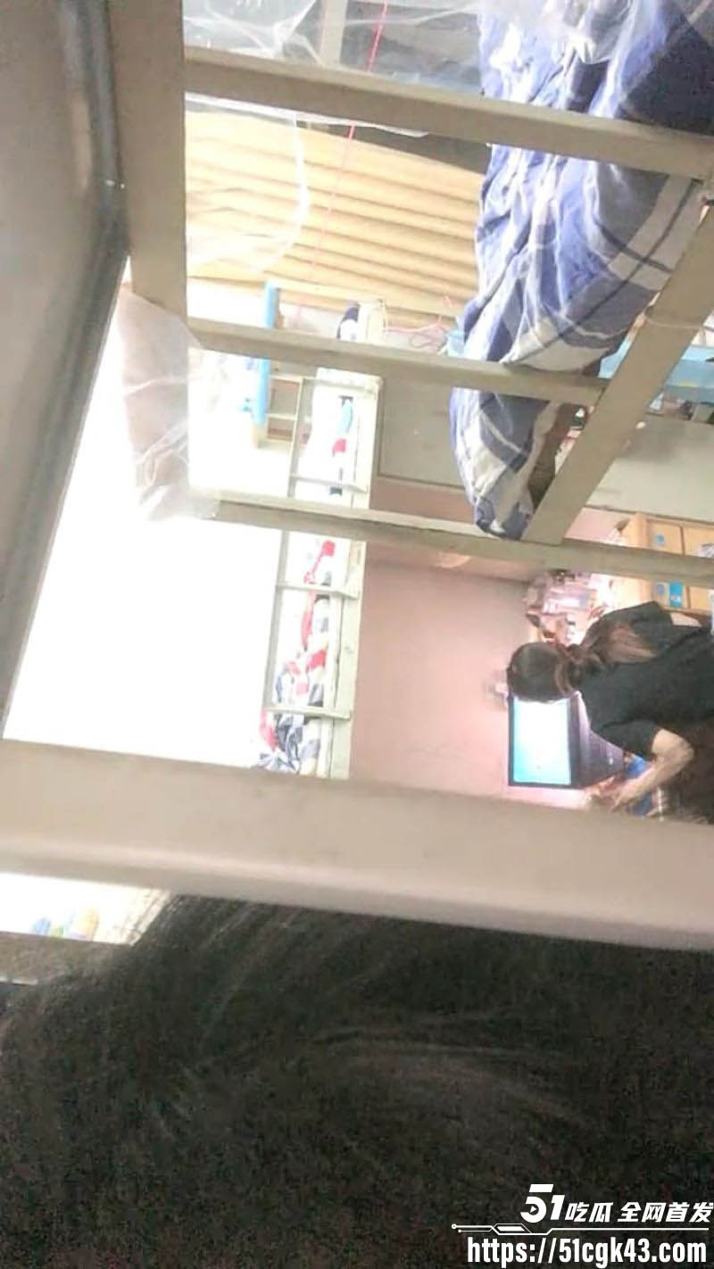 宁波大学生赵臻华宿舍大尺度直播 2