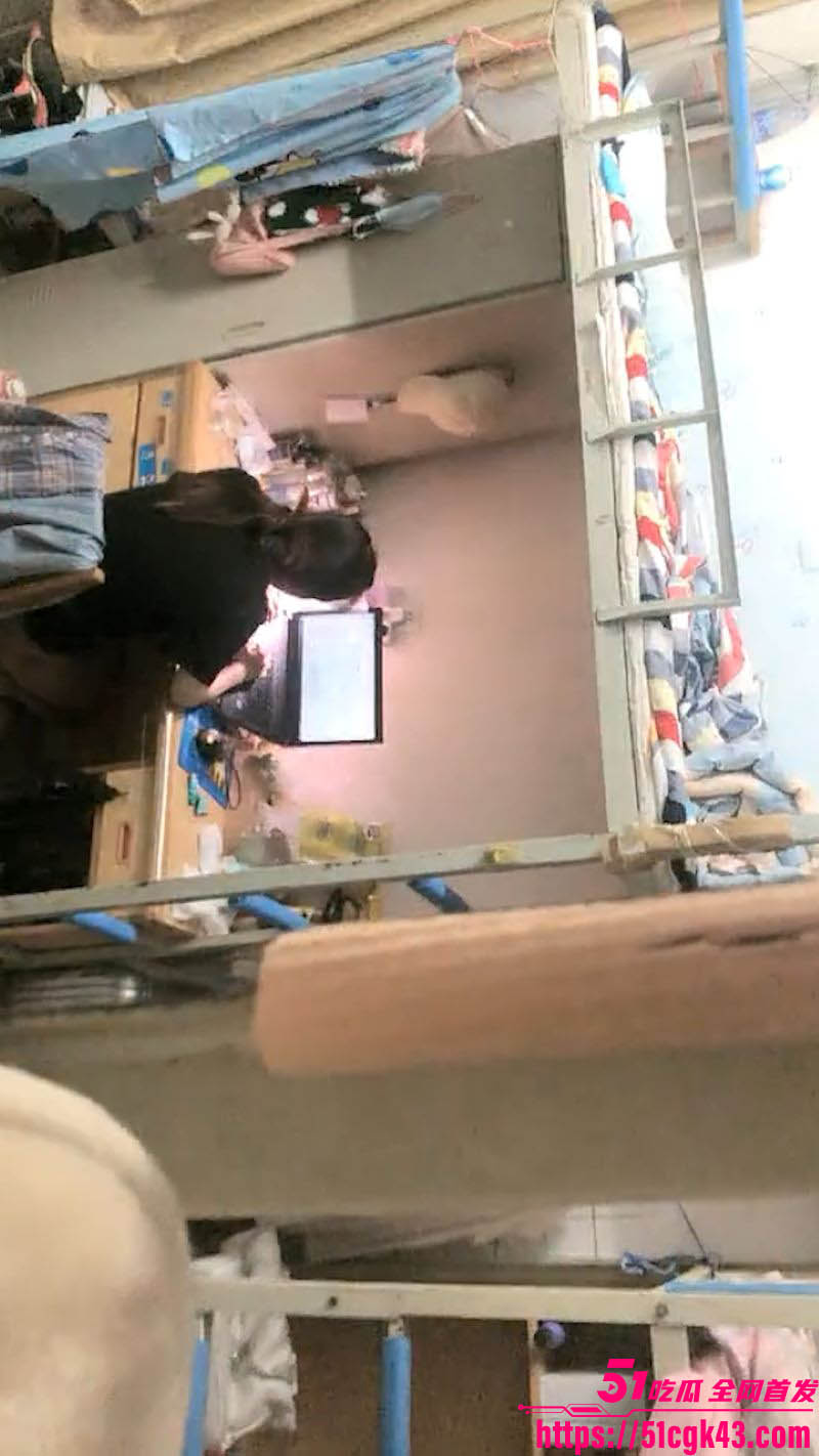 宁波大学生 赵臻华 宿舍大尺度直播 舍友看综艺 她直播扣逼自慰 淫语对话刺激到炸裂！