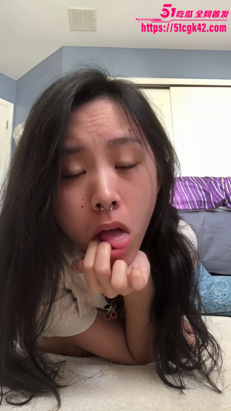 OnlyFans女神 Voidprincess 格子裙真空自慰 全程高潮诱惑 让人欲罢不能！