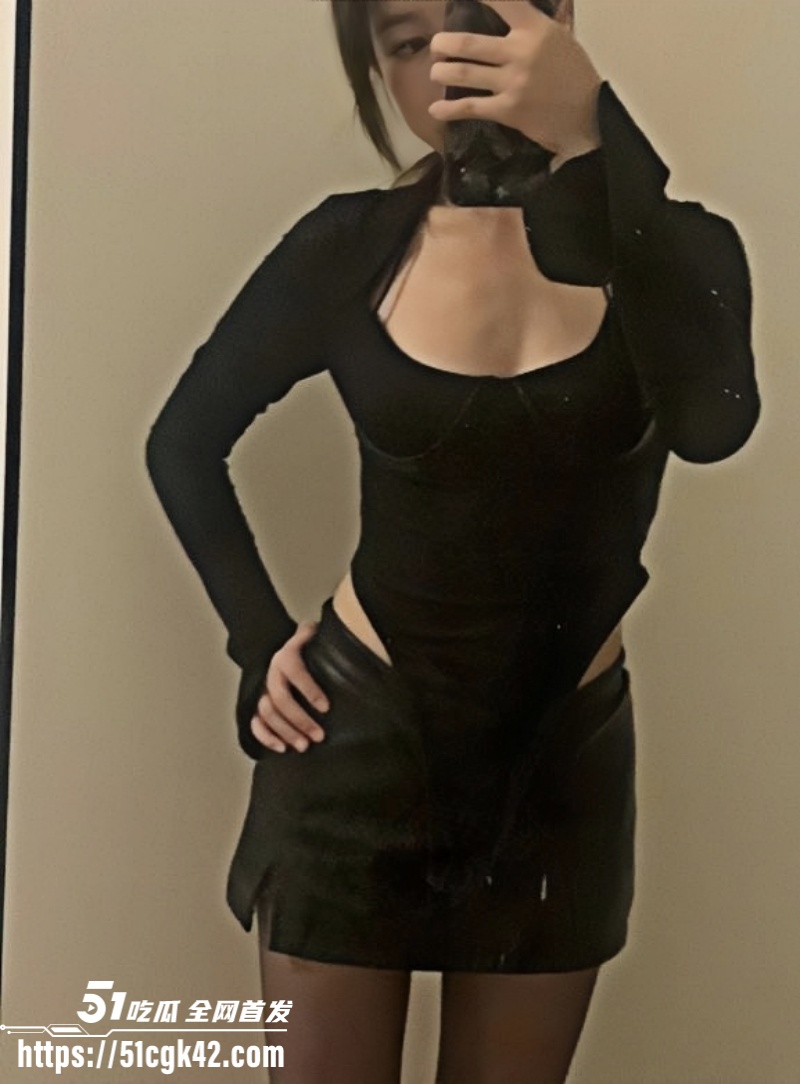 成都已婚少妇 吴若曦 甘愿做金主性奴 被带朋友轮操到翻白眼 高潮喷水 画面火辣至极！